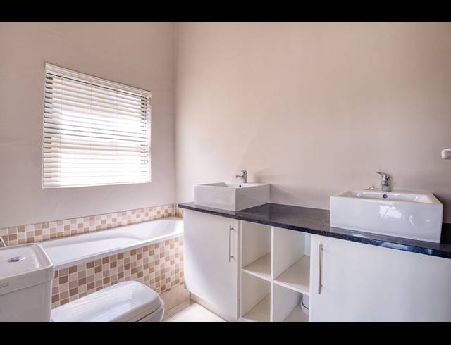 4 BEDROOM HOUSE FOR SALE IN PALM LAKES ESTATE